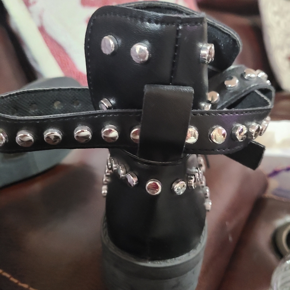 Fashion Boots With Silver Buckles - Picture 5 of 5
